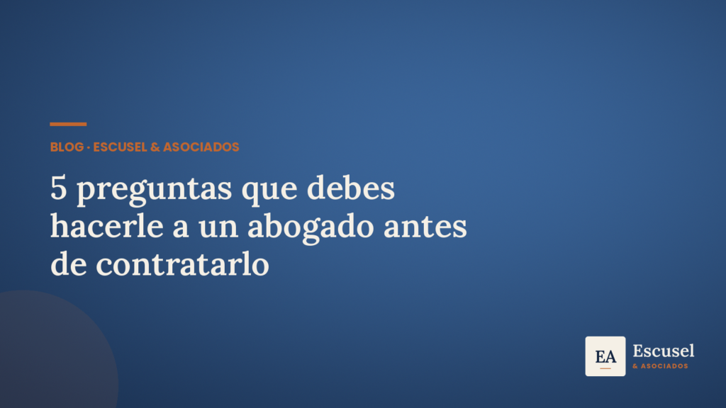 Ilustración con fondo navy sobre las preguntas para hacer antes de contratar a un abogado, identidad de Escusel & Asociados.