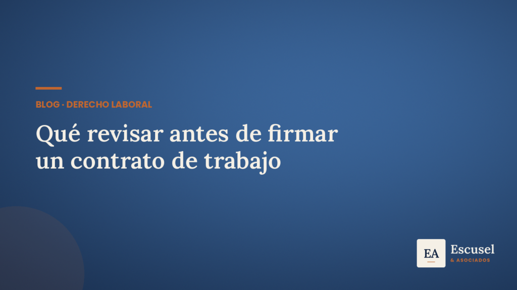 Ilustración con fondo navy sobre qué revisar en un contrato de trabajo antes de firmarlo, identidad de Escusel & Asociados.