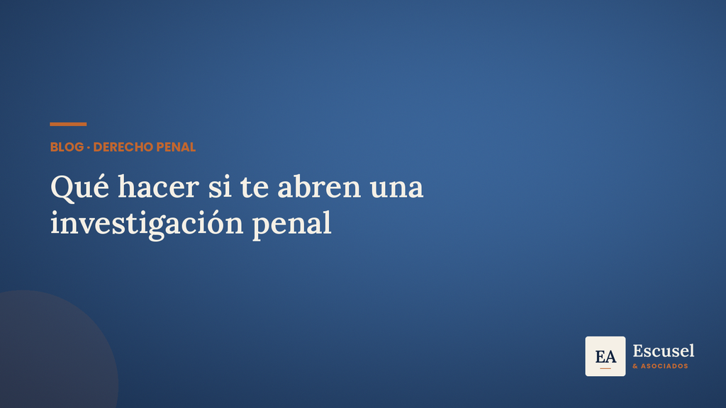 Ilustración con fondo navy sobre los primeros pasos si te abren una investigación penal, identidad de Escusel & Asociados.