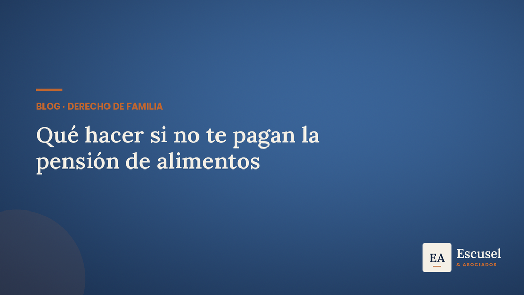 Ilustración con fondo navy sobre qué hacer si no te pagan la pensión de alimentos, identidad de Escusel & Asociados.