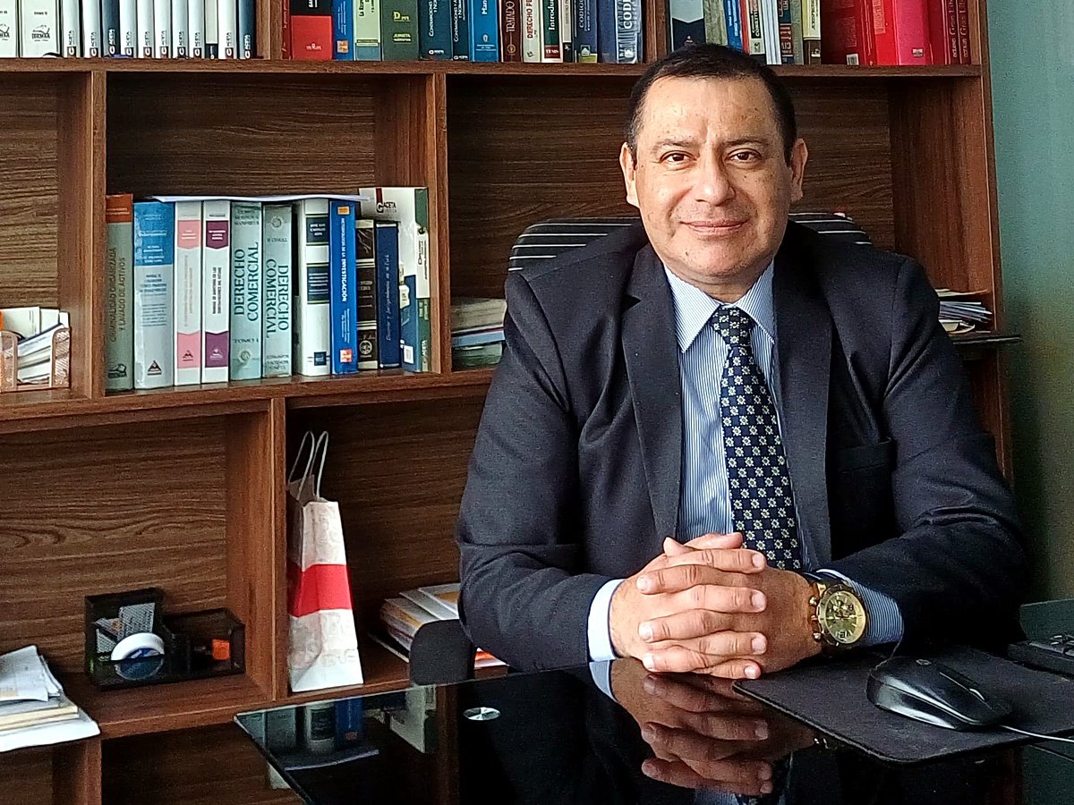 Giovanni Escusel en su oficina, al frente del estudio jurídico en Lima Escusel & Asociados